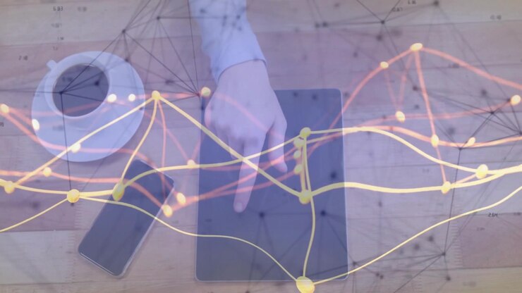 Indledende hånd tapper på tablet, stryger og trækker for netværksoverlejring, der animerer dataflow.