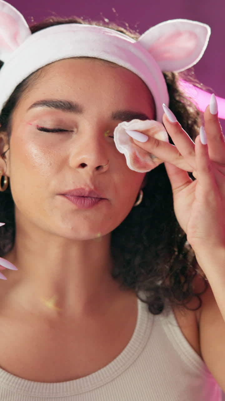 mujer quitando el maquillaje con una almohadilla de algodón