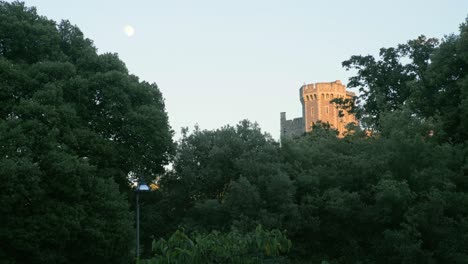 Un-Castillo-Inglés-Se-Asoma-Por-Encima-De-Los-árboles-Por-La-Noche