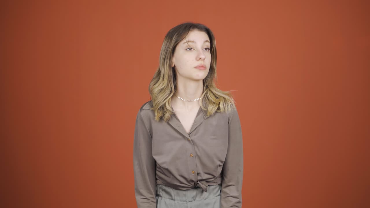 피곤해 보이는 젊은 여성.