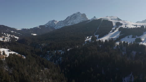 Antena-De-árboles-Verdes-En-Un-Hermoso-Valle-Cubierto-De-Nieve