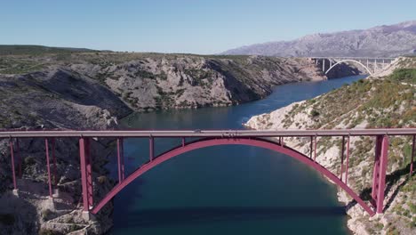 Maslenica-brücke,-Die-Felsige-Landmassen-In-Kroatien-Verbindet,-Sonniger-Tag,-Antenne