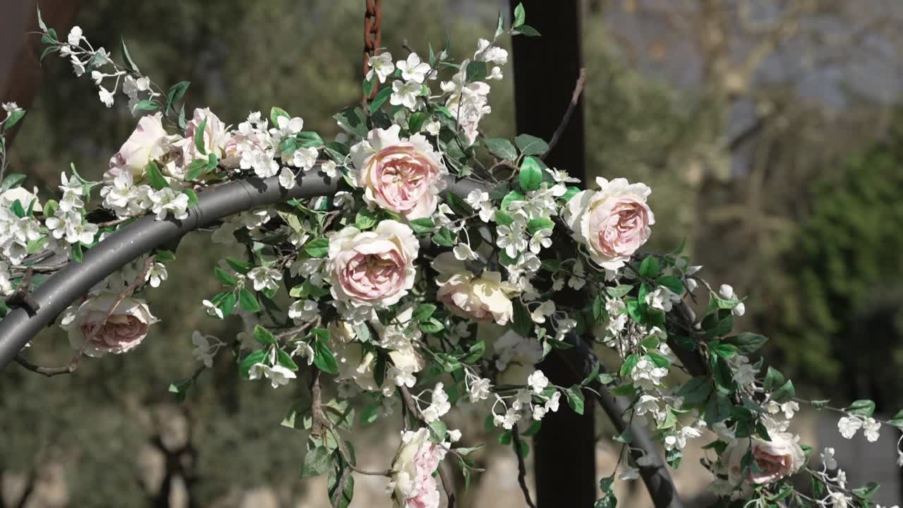 파스텔 장미 와 섬세 한  꽃 이 원형 스 을 장식 하고 있다