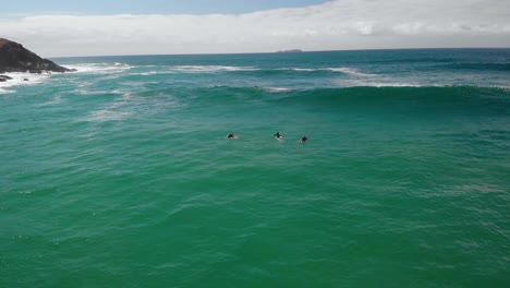 Vista-Aérea-De-Los-Surfistas-Esperando-Grandes-Olas,-En-Australia---Marcha-Atrás,-Disparo-De-Drones