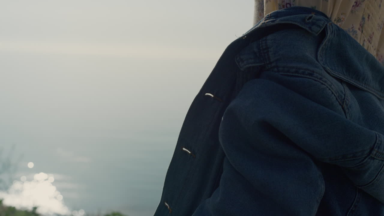 해변에 서 있는 매력적인 여성이 포즈를 취하고 있습니다. 아름다운 여성이 혼자  ⁇ 빛 위에 서 있습니다.