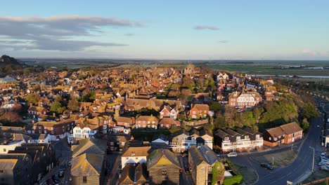 Puesta-De-Sol,-Pintoresca-Ciudad-De-Centeno-En-Sussex,-Inglaterra,-Retroceso-Aéreo-De-Drones,-Revelación-Inversa