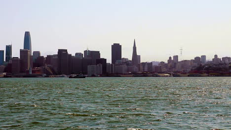 Horizonte-De-San-Francisco-Con-Aguas-Verdes-Que-Causan-Un-Tinte-Descolorido-De-Los-Años-90