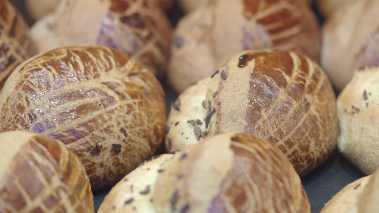 Friskbagte gyldenbrune kager udstillet