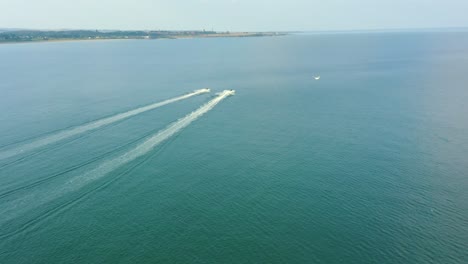 4k 空中視圖: 兩個噴氣滑雪機向地平線航行