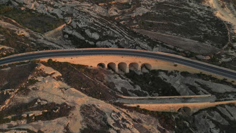 imágenes aéreas de un corredor cruzando un puente