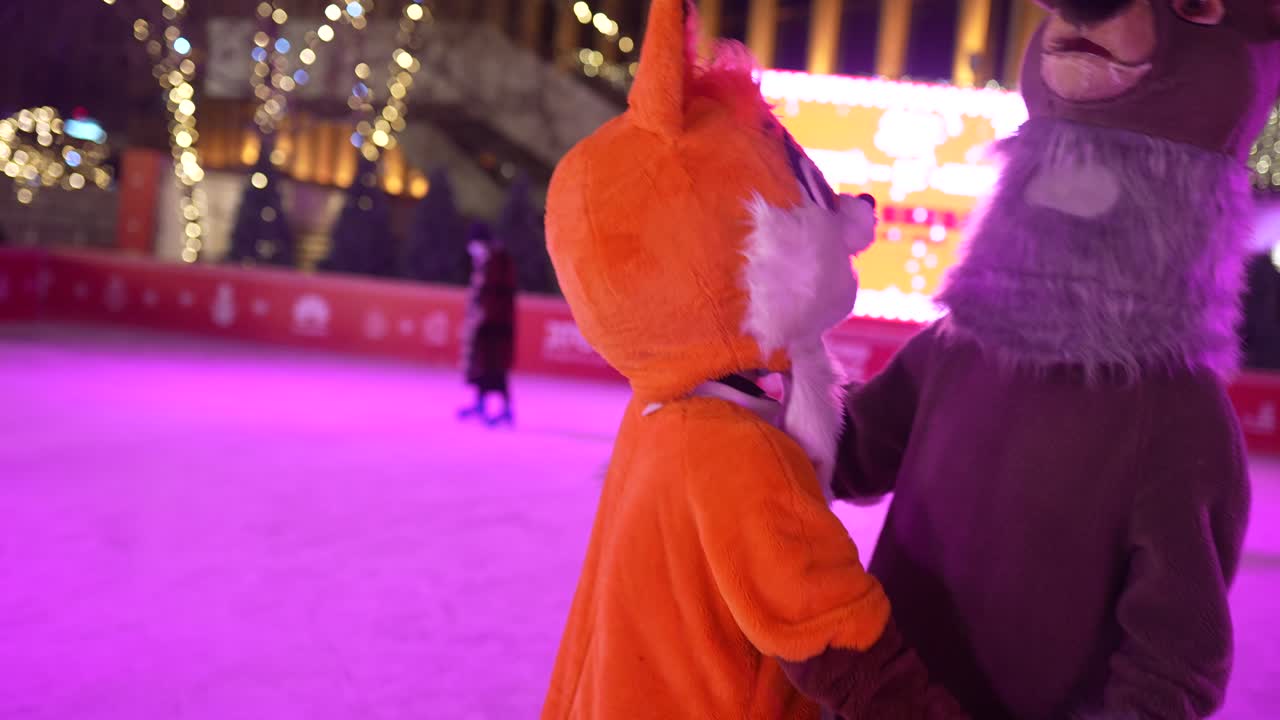 animales animados patinando sobre hielo por la noche
