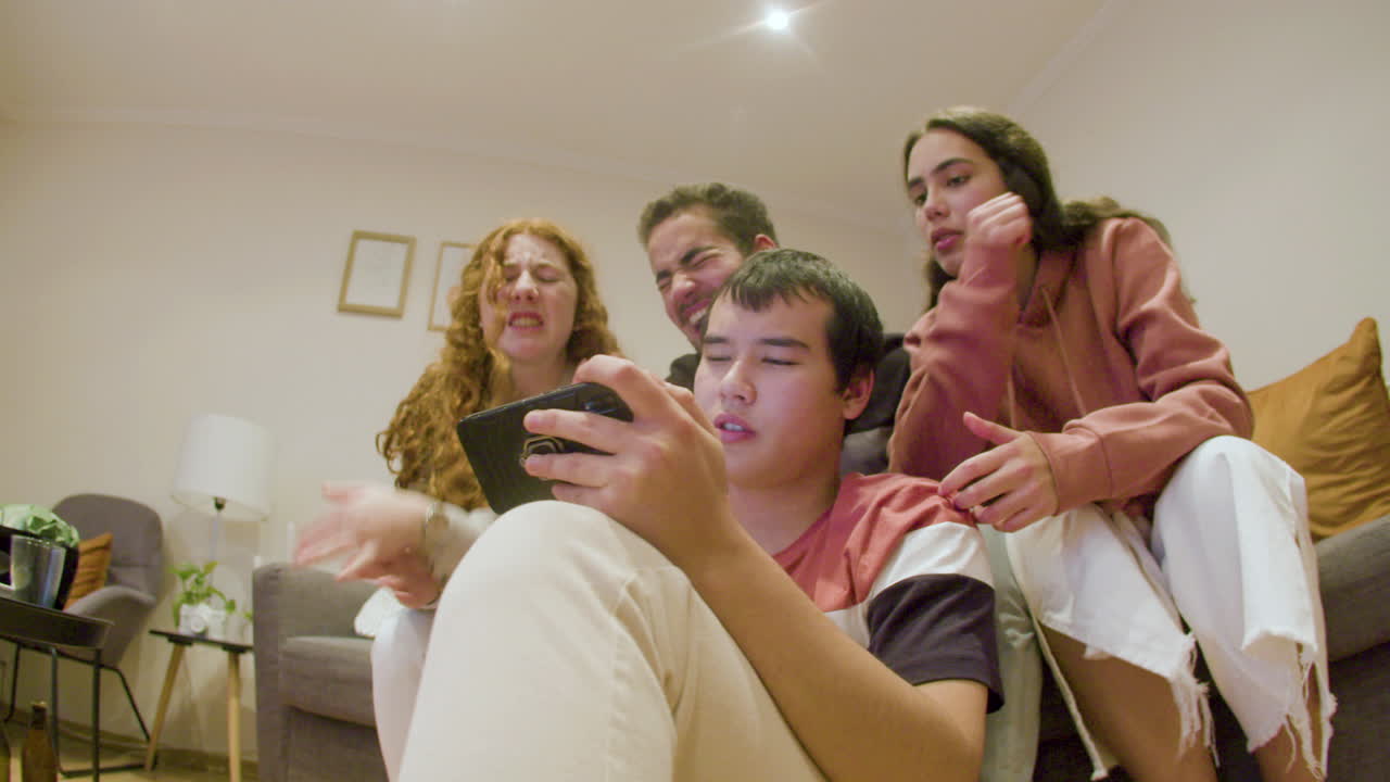 Homens e mulheres desapontados com a derrota do time.