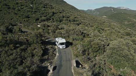 Al-Sur-De-Francia-Y-Una-Gran-Autocaravana-Blanca-Viaja-Por-Una-Carretera-Estrecha