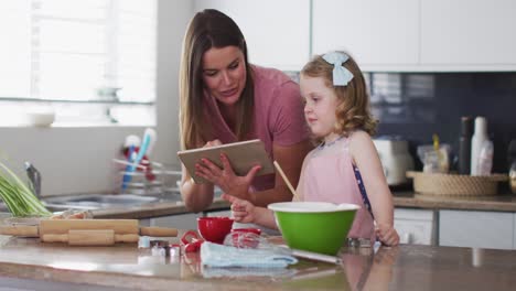 Madre-E-Hija-Caucásicas-Divirtiéndose-Cocinando-Juntas