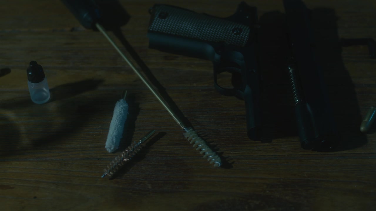 Pistol och rengöringsartiklar på ett träbord