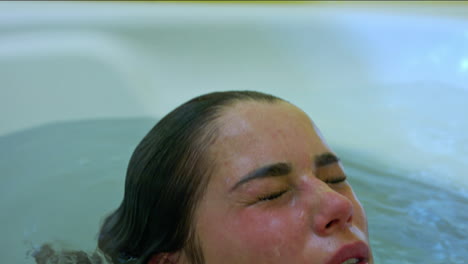 la joven estaba sumergida bajo el agua
