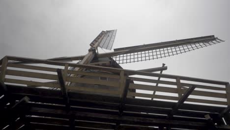cámara girando suavemente en ángulo bajo alrededor de un molino de viento tradicional holandés