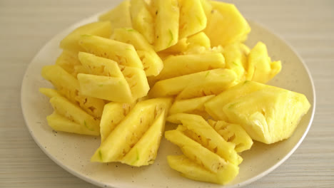 piña fresca cortada en un plato