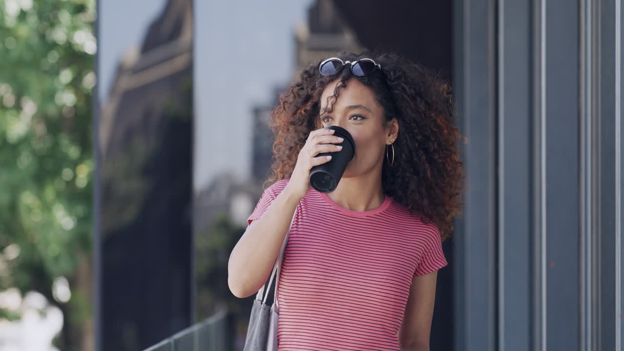 mujer disfrutando de café al aire libre