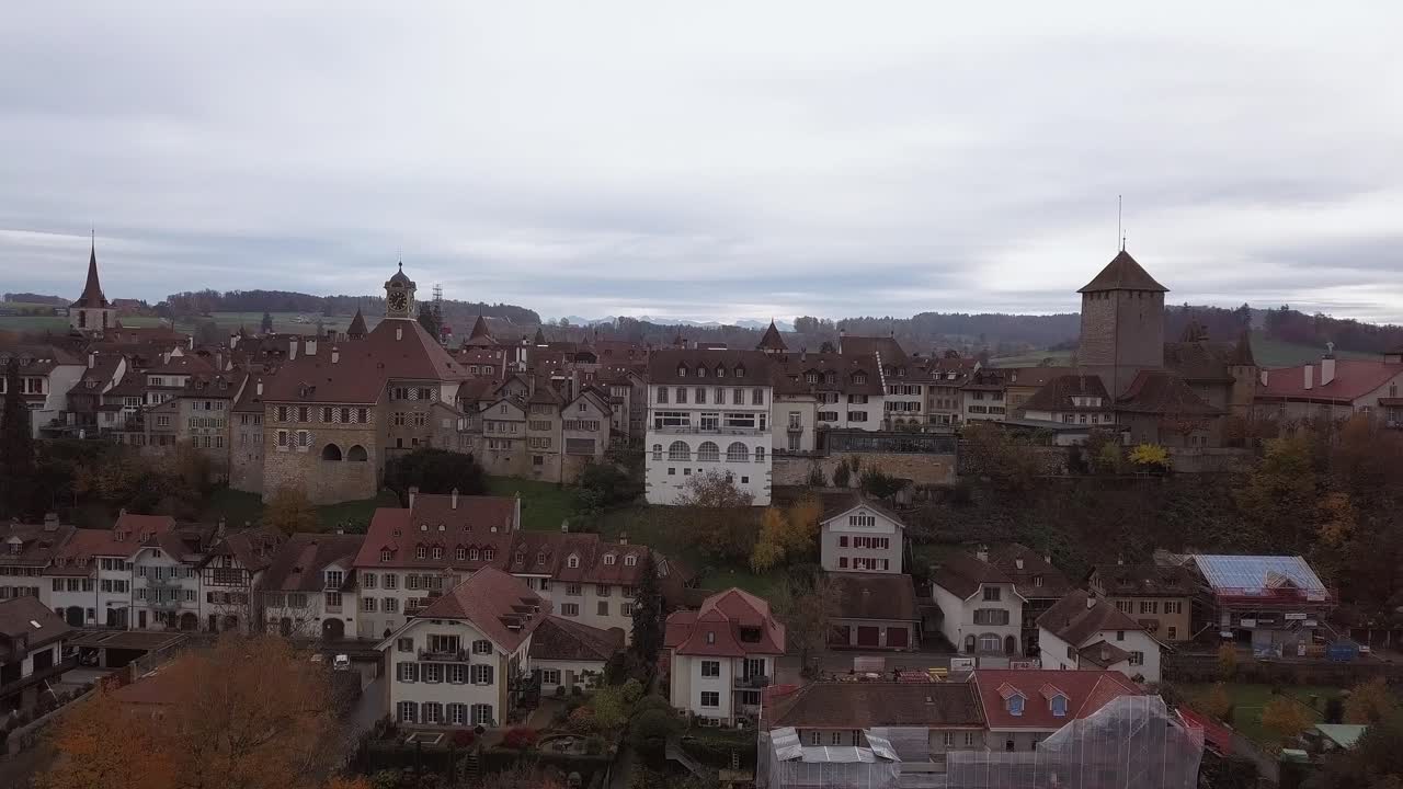 levantándose y revelando la ciudad vieja de murten, suiza, revelación aérea