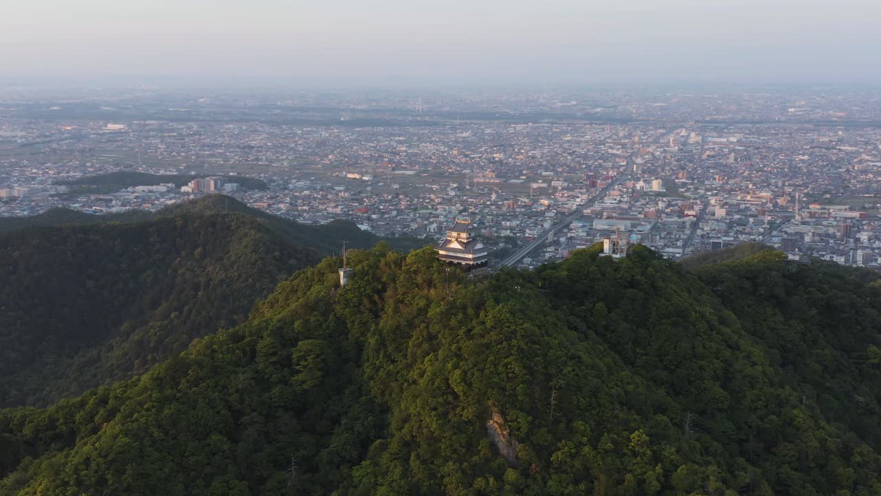 기후시와 성 공중 팬 샷, 일본 일출 설정 샷