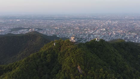 Toma-Panorámica-Aérea-De-La-Ciudad-Y-El-Castillo-De-Gifu,-Toma-De-Establecimiento-Del-Amanecer-Japonés