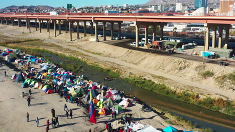 Venezolanische-Migranten-Stehen-An-Der-Grenze-Zu-El-Paso-Und-Stehen-Vor-Einem-Fluss,-Der-Ihrem-Amerikanischen-Traum-Im-Weg-Steht