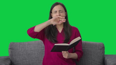 mujer india cansada escribiendo un libro pantalla verde
