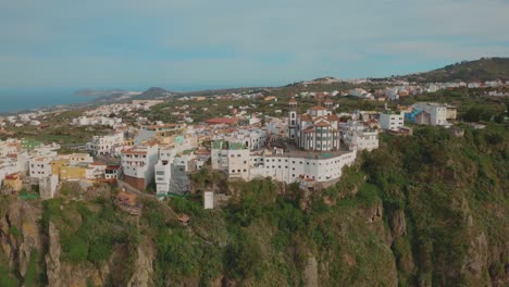 vuelo de drones sobre un cañón a través de un pueblo y una iglesia en gran canaria