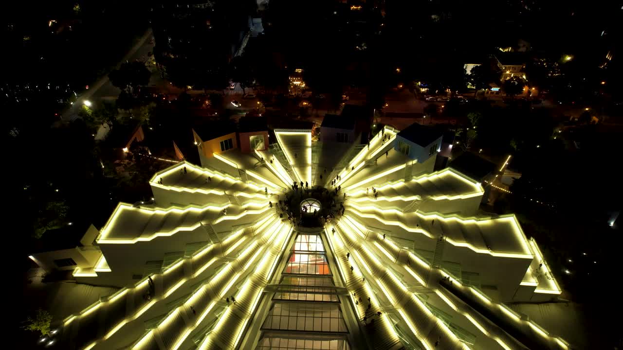 la extraordinaria arquitectura de la pirámide de tirana con las largas escaleras que suben a la cima, iluminadas por las muchas luces de la noche