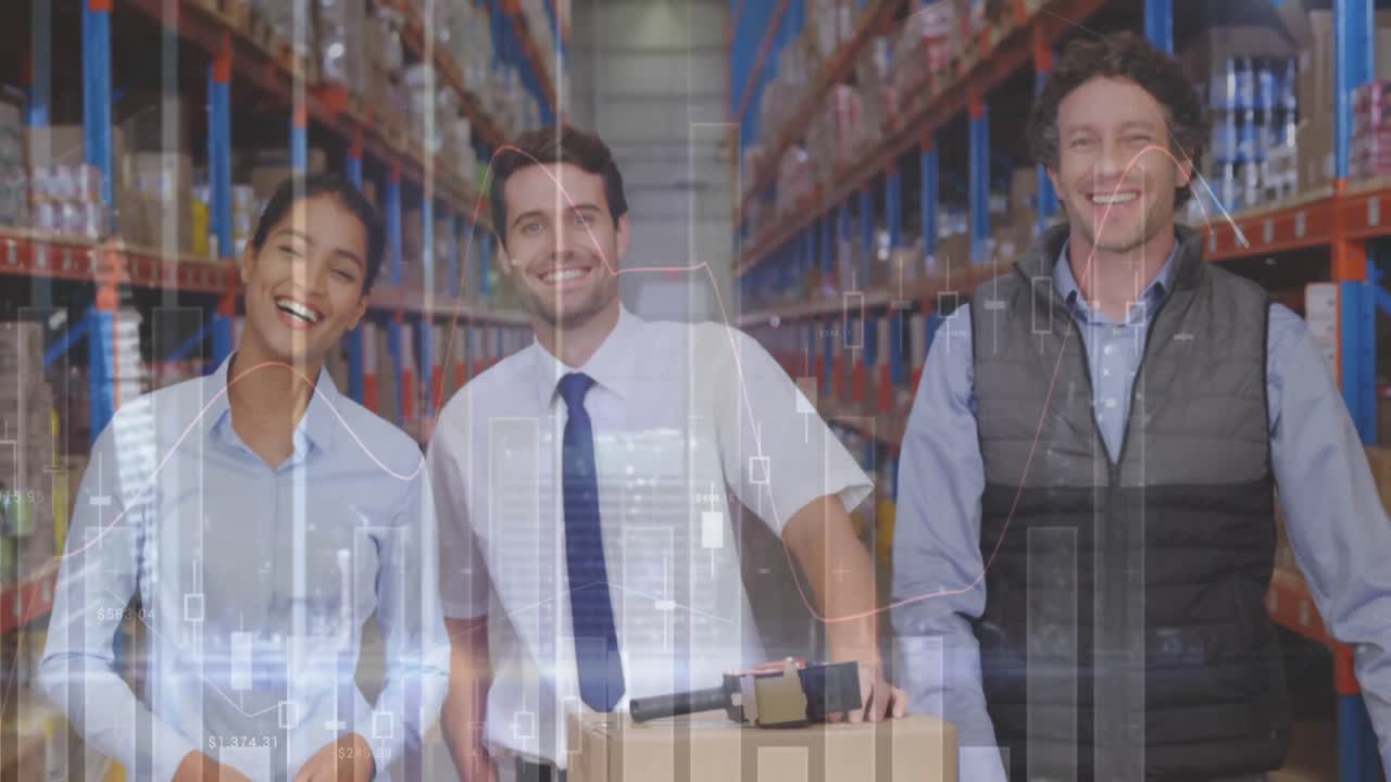 Elaborazione dati statistici su diversi supervisori e supervisore sorridenti in magazzino
