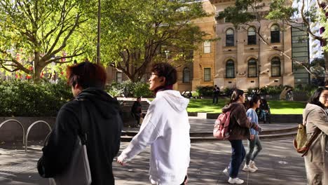 peatones caminando fuera de la biblioteca estatal de victoria