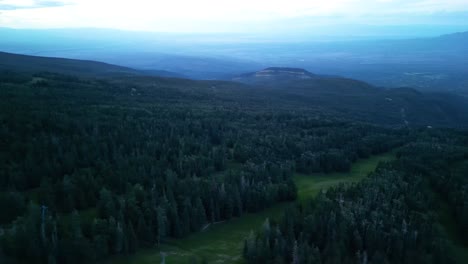 Sandia-gebirge,-New-Mexico-Usa,-Luftbild-360-grad-panorama-Von-Landschaft,-Wald,-Hügeln-Und-Nebel-über-Dem-Tal