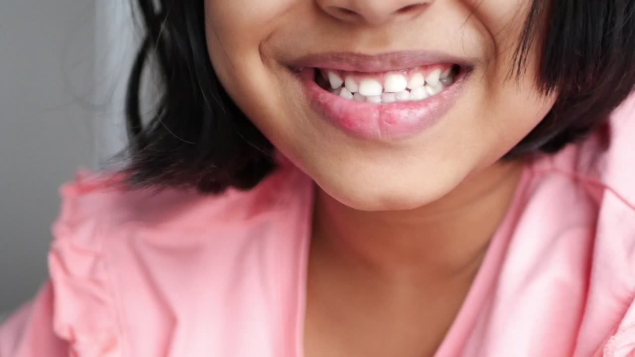 primer plano de una chica sonriente