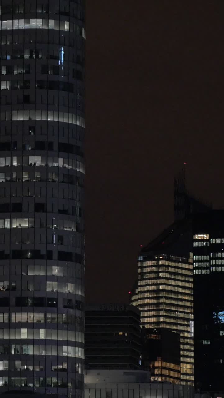 Time-lapse di edifici urbani moderni di notte