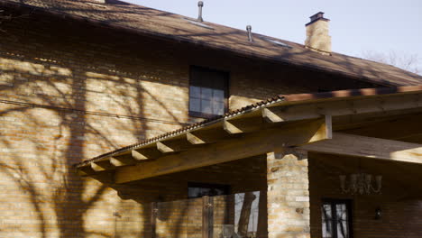 hermosa casa de ladrillo con ventanas y chimenea en el campo