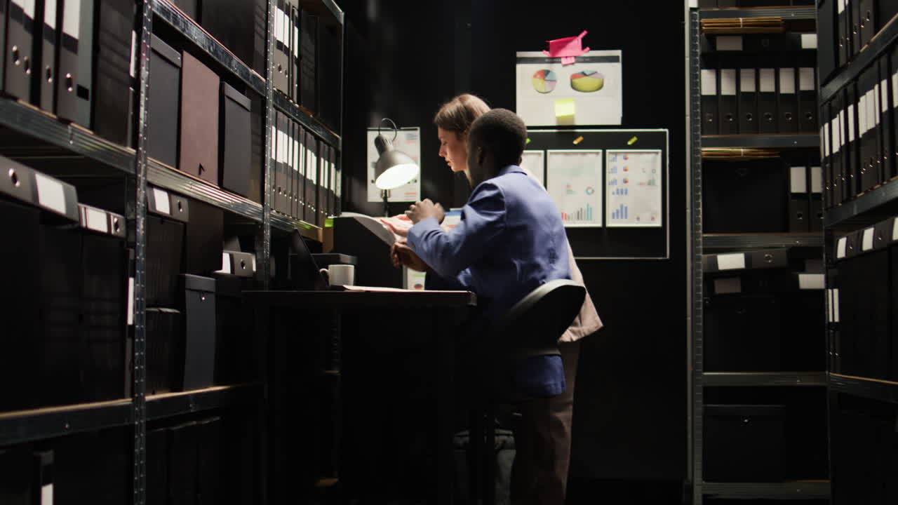 在辦公室工作的人