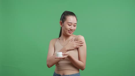 몸에 크림을 적용하는 여성
