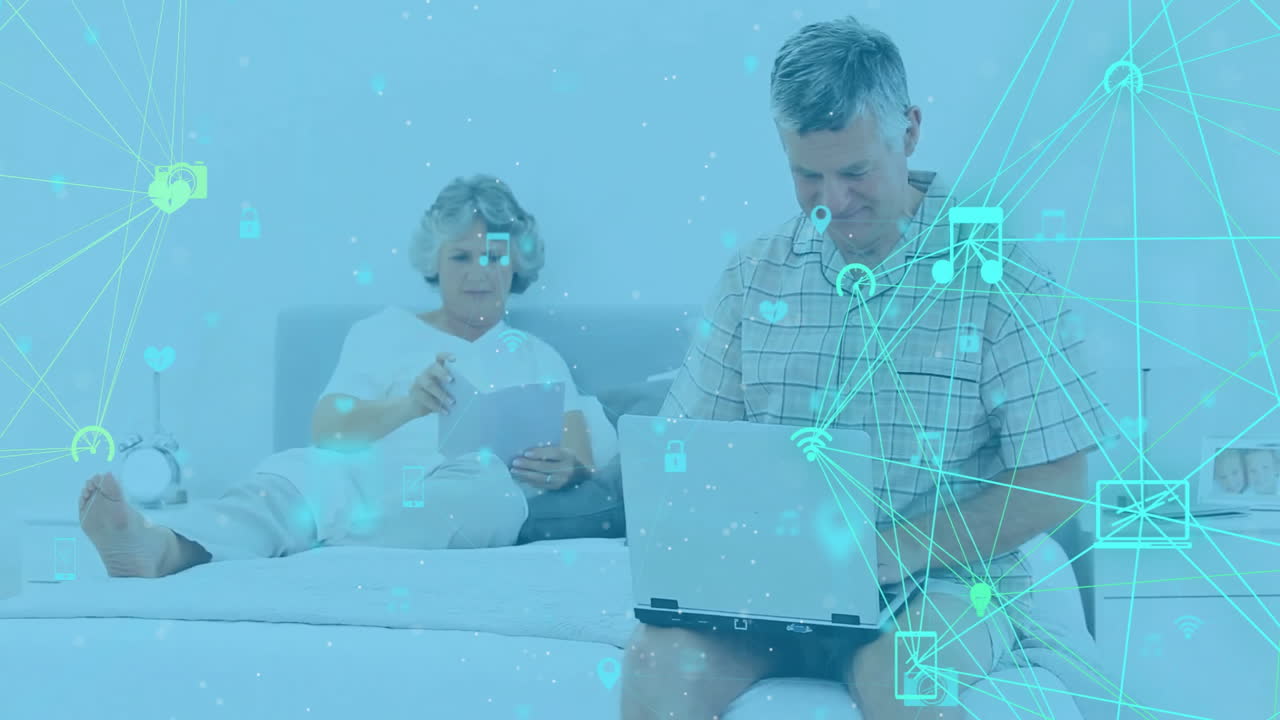 노트북과 태블릿을 사용하는 노인 부부와 네트워크 연결 애니메이션