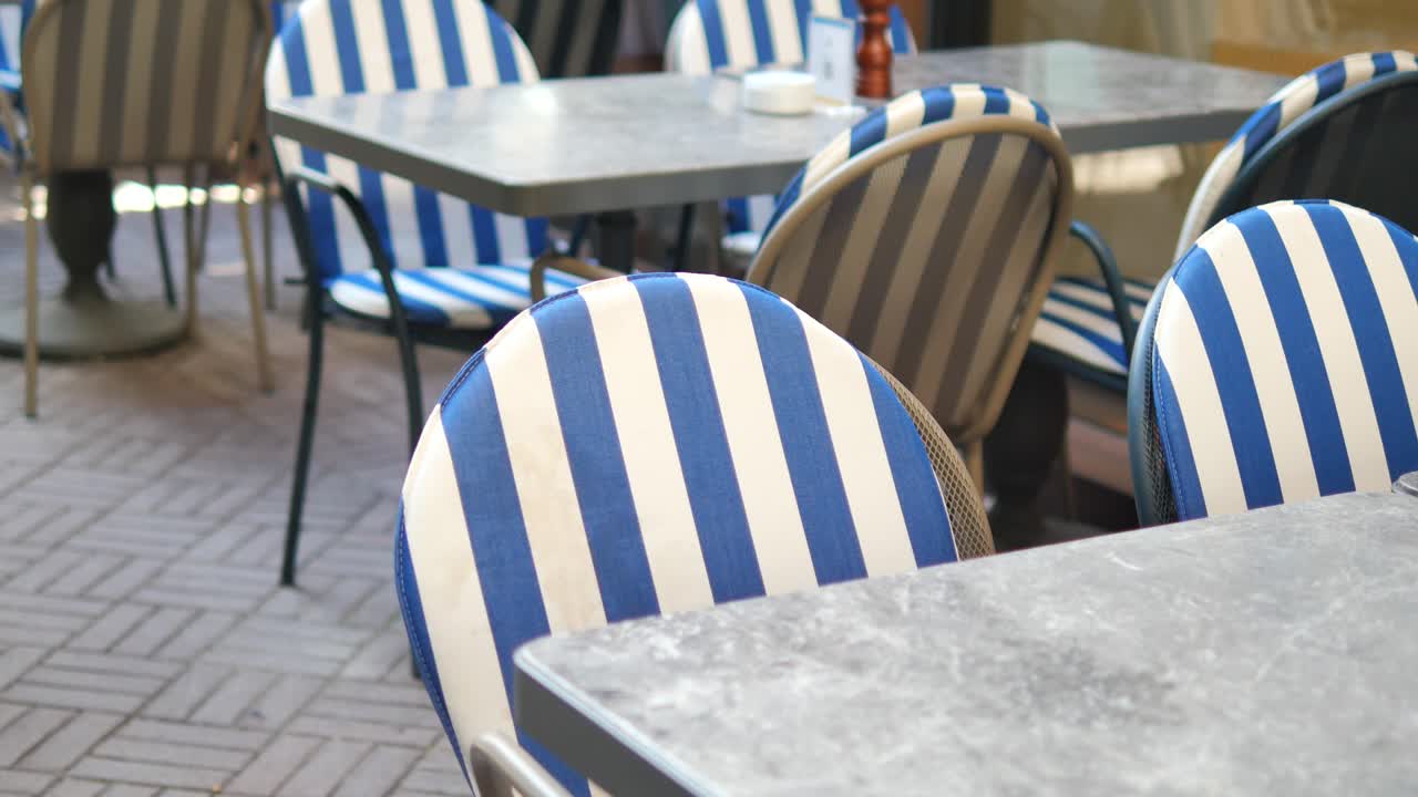sillas de rayas azules y blancas en un café al aire libre