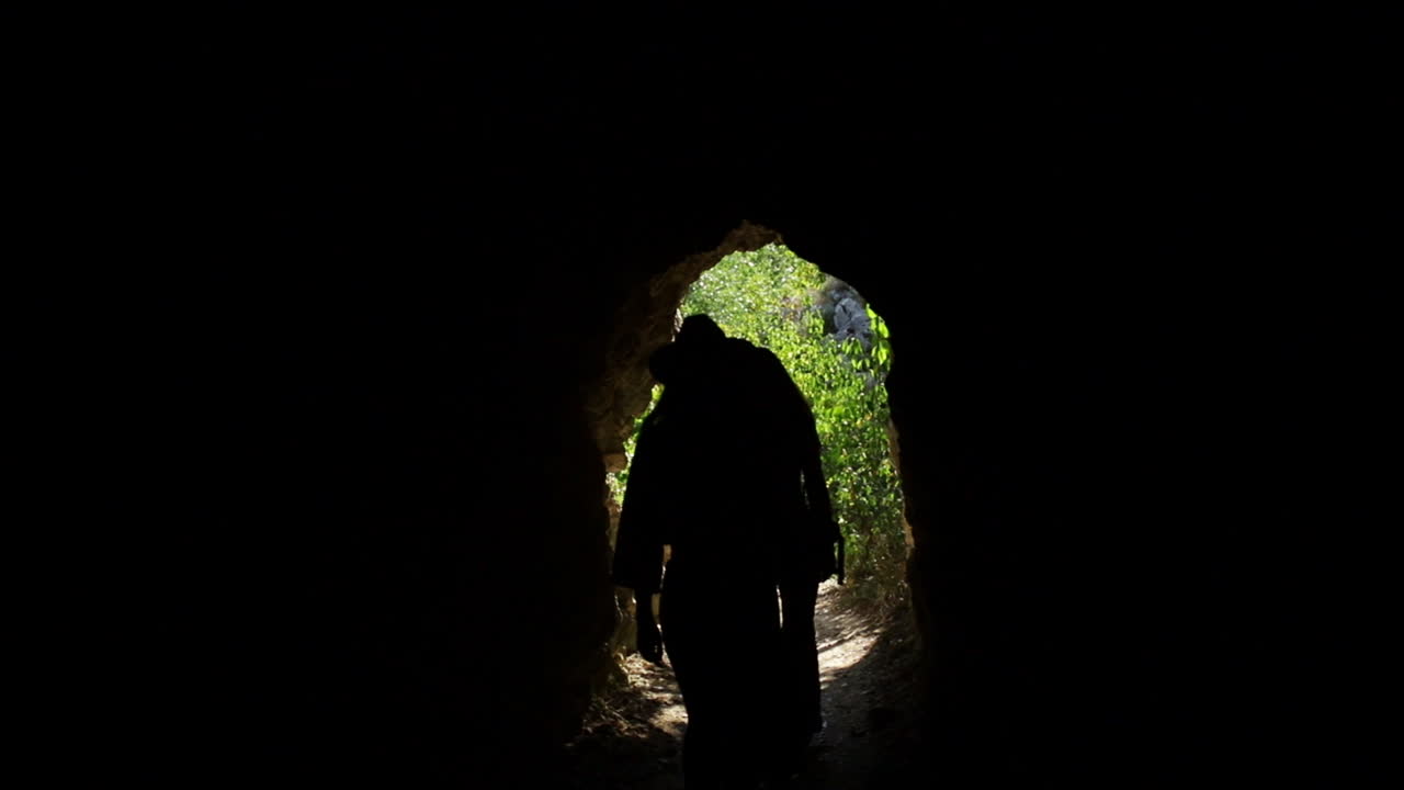 동굴에서 나오는 루마니아인