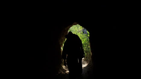 Rumänen-Kommen-Aus-Der-Höhle