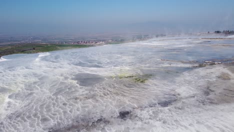 pamukkale, turquía, aguas termales naturales y baños termales en una hermosa, blanca como la nieve, formaciones de depósitos minerales de piedra caliza travertina