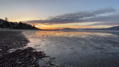 Vista-Panorámica-De-La-Playa-De-Los-Bancos-Españoles-En-Vancouver-Durante-La-Pintoresca-Puesta-De-Sol-Colorida