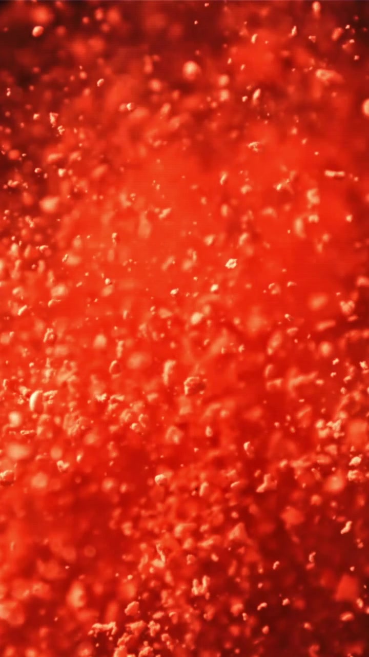 Liquido rosso vibrante con particelle e bolle in risalita