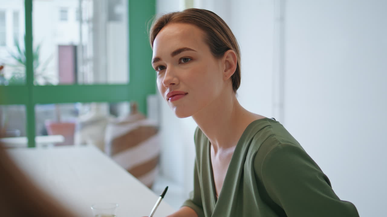 entrenador corporativo de primer plano escuchando orador. gerente enfocado tomando notas de reuniones