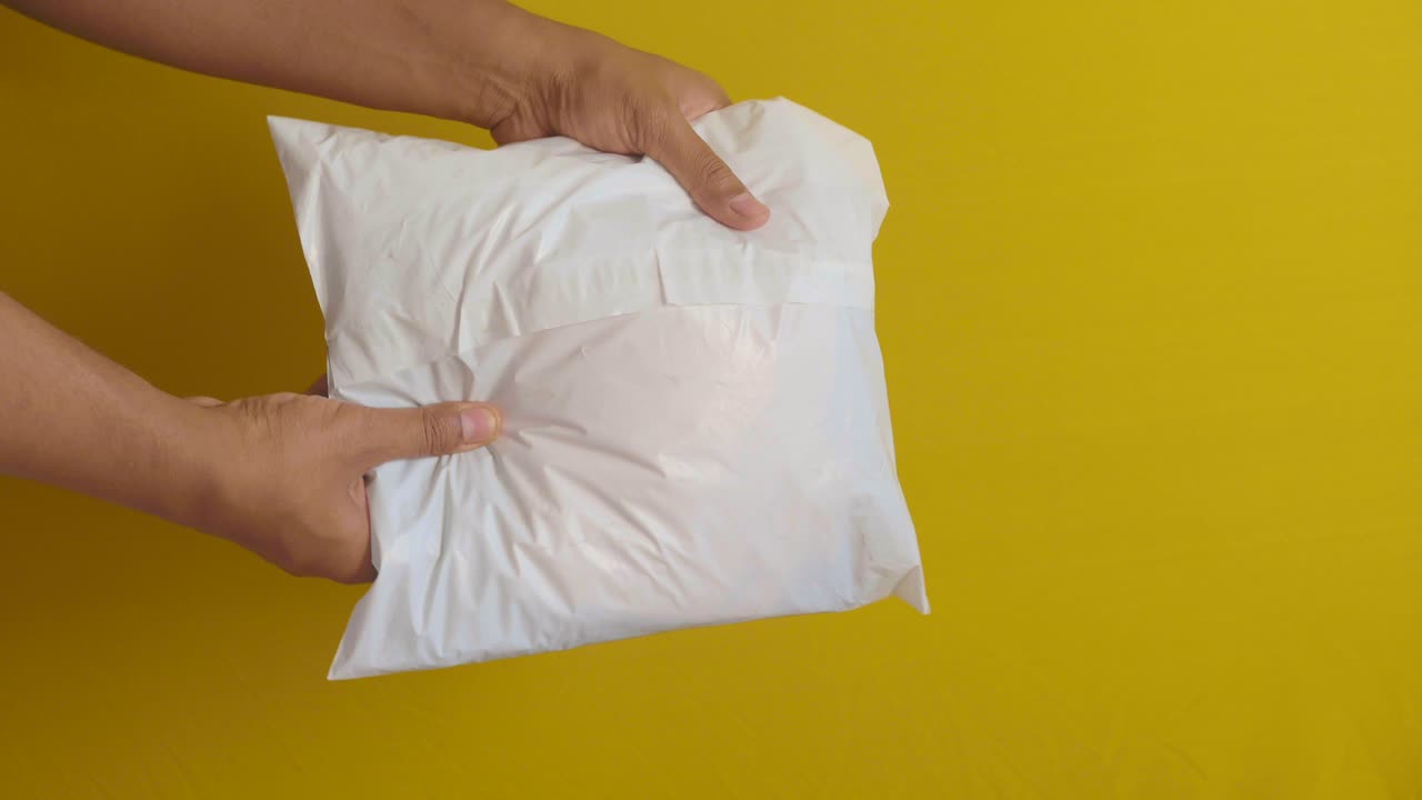 색 플라스틱 패키지를 들고 있는 손