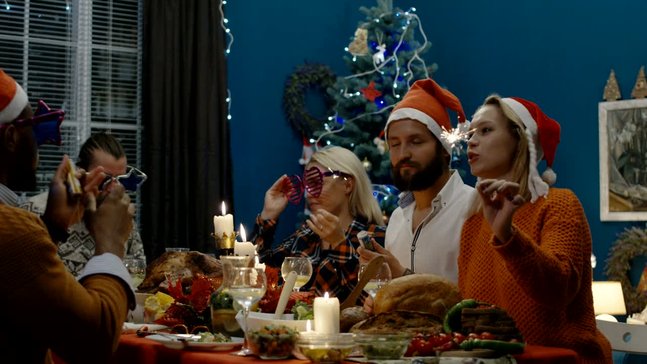 amigos celebrando navidad teniendo una fiesta en casa