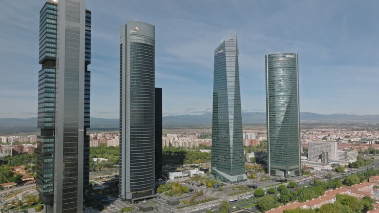 De uma perspetiva aérea, as torres do distrito financeiro de Madrid erguem-se.