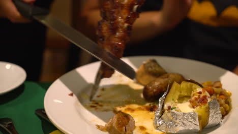 slicing-steak-brazillian-style-on-plate